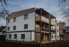 Die Fassade aus Putz und Holzelementen passt sicher perfekt in die Umgebung ein.